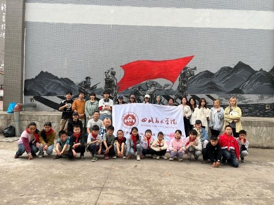 “行動(dòng)中的課堂：探尋茶馬古道紅色印記”工作坊與當(dāng)?shù)匦W(xué)生共同創(chuàng)作主題壁畫(huà)。