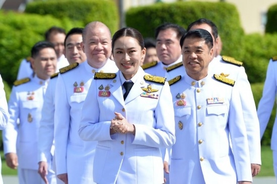 2024年9月7日,泰國總理佩通坦·欽那瓦(前中)及新一屆內(nèi)閣成員在位于首都曼谷的總理府與媒體見面。新華社發(fā)(拉亨攝)