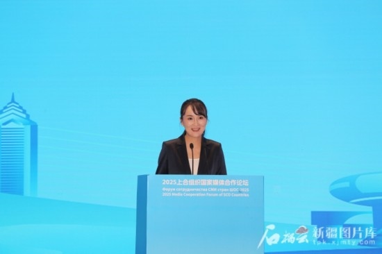 5月23日，在2025上合組織國家媒體合作論壇青年文化交流營活動(dòng)中，人民日?qǐng)?bào)社記者阿爾達(dá)克·塔巴拉克發(fā)言。石榴云/新疆日?qǐng)?bào)記者 李雄心攝