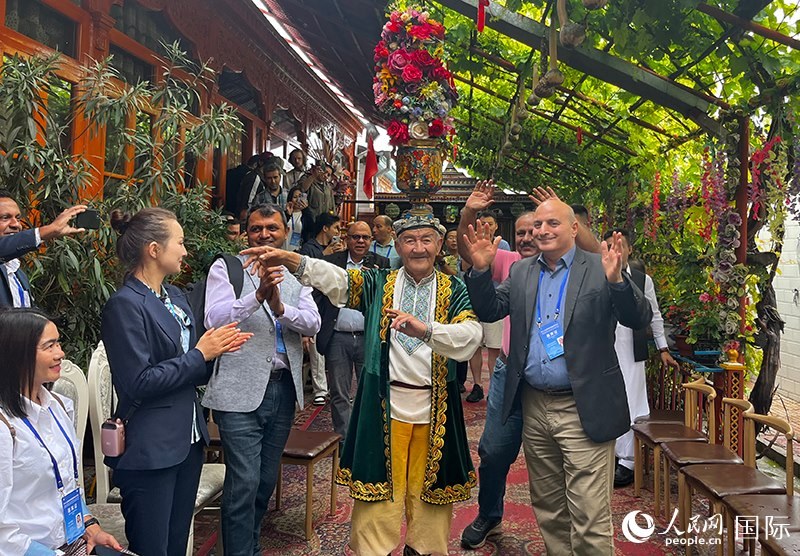 5月24日，外國媒體人在伊寧市喀贊其民俗旅游區(qū)參觀體驗(yàn)。 人民網(wǎng)記者 翟轉(zhuǎn)麗攝