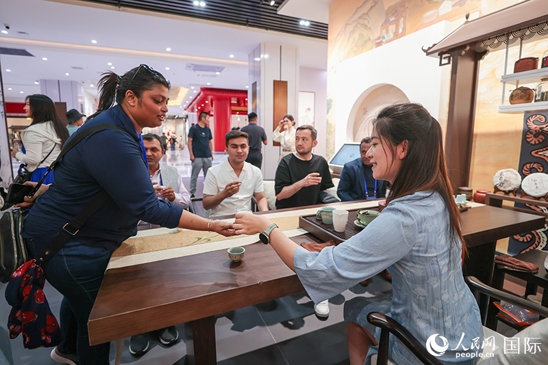 5月25日，外國媒體人在霍爾果斯國際邊境合作中心中國文化館參觀。人民網(wǎng)記者 張武軍攝