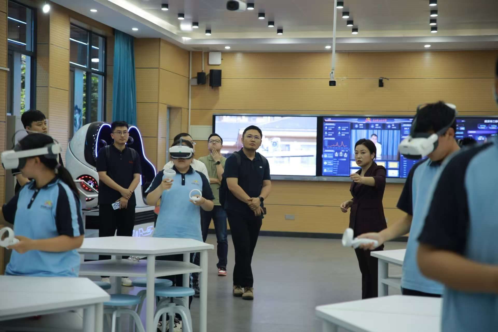 二橋中學(xué)學(xué)生在應(yīng)用VR設(shè)備學(xué)習(xí)。主辦方供圖