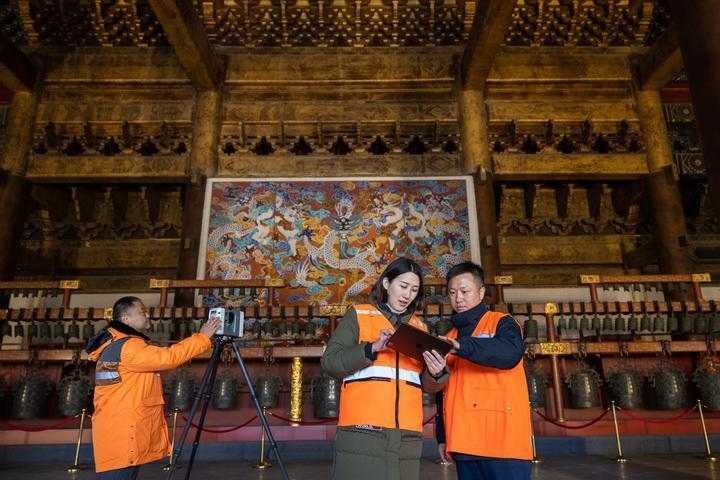 北京市測繪設(shè)計研究院團隊在太廟測繪（2023年2月19日攝）。2020年9月起，北京市測繪設(shè)計研究院的技術(shù)團隊開展了北京中軸線遺產(chǎn)點實地測繪，從文物保護、環(huán)境整治、文物騰退等方面為北京中軸線申遺提供空間數(shù)據(jù)底板。