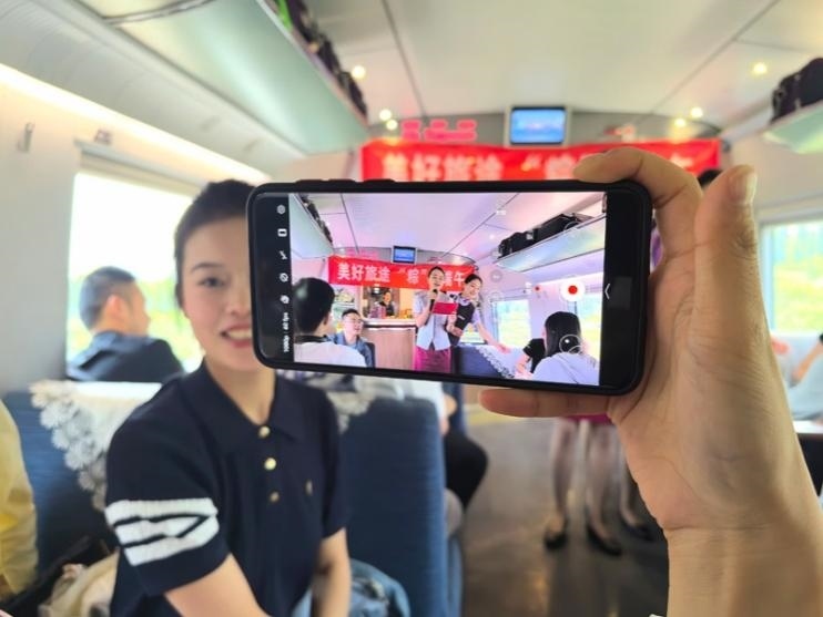 在活動中，旅客紛紛舉起手機(jī)拍攝。顏笑攝