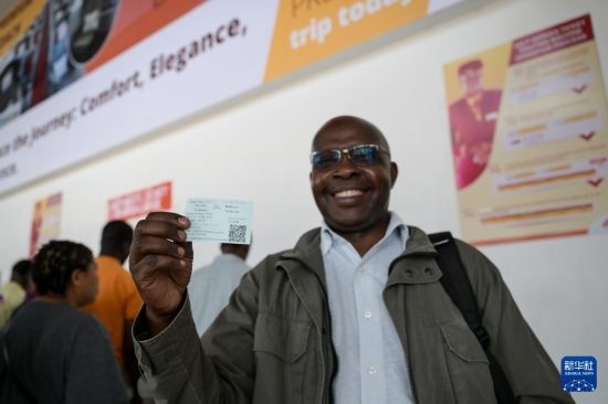5月31日，在蒙內(nèi)鐵路內(nèi)羅畢站，一名前往蒙巴薩的乘客展示車票。新華社記者 楊光 攝