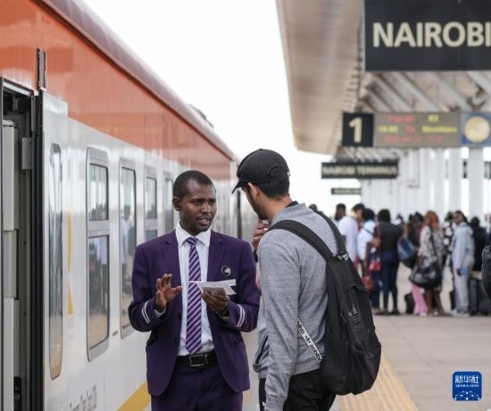 5月31日，在蒙內(nèi)鐵路內(nèi)羅畢站，乘務(wù)員為乘客檢票。新華社記者 李亞輝 攝