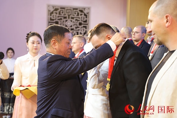 中國(guó)駐俄羅斯大使張漢暉為獲獎(jiǎng)?wù)哳C獎(jiǎng)。人民網(wǎng)記者 肖新新攝