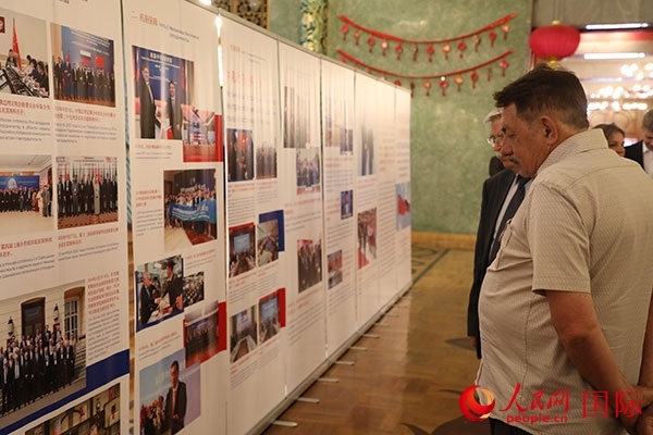 與會(huì)嘉賓參觀中俄科技創(chuàng)新合作圖片展。人民網(wǎng)記者 肖新新攝