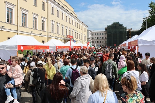 “茶和天下”·雅集活動現(xiàn)場。中國駐白俄羅斯大使館供圖
