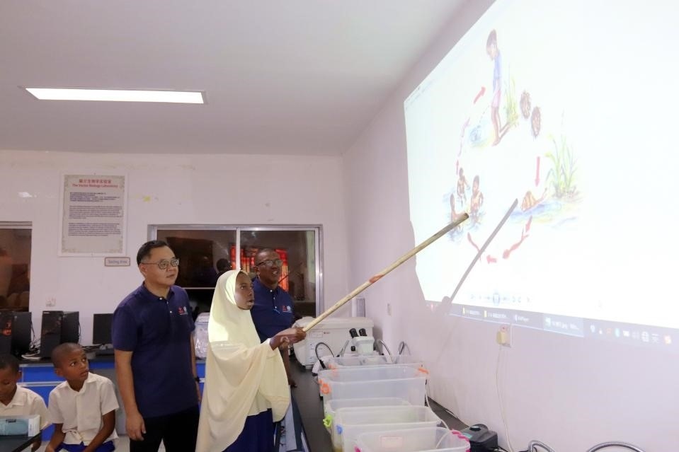 血吸蟲病健康教育講座。施亮攝