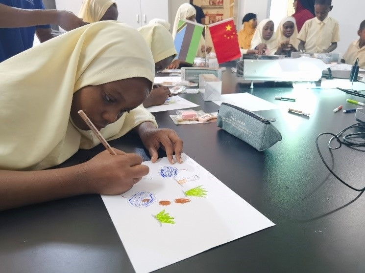 學生踴躍參與繪畫活動。施亮攝