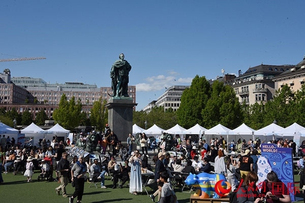 “你好！中國(guó)”端午游園會(huì)在斯德哥爾摩國(guó)王花園廣場(chǎng)舉辦。人民網(wǎng)記者 殷淼攝
