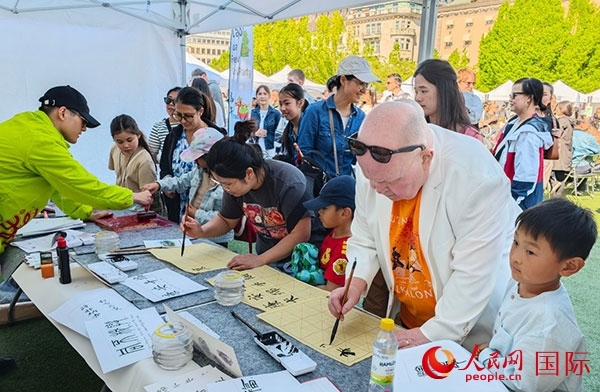 書(shū)法體驗(yàn)。人民網(wǎng)記者 殷淼攝