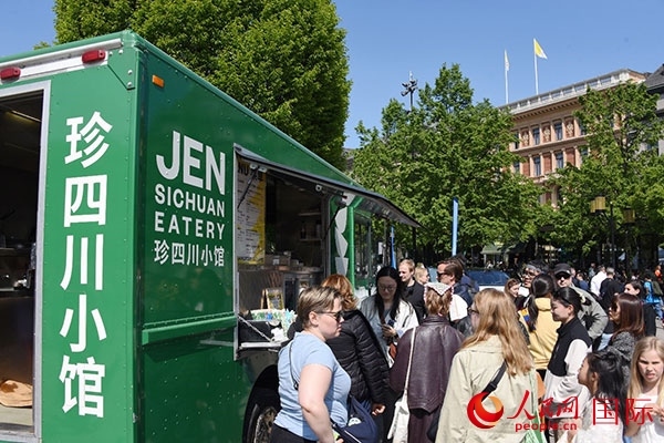 中國(guó)美食攤。人民網(wǎng)記者 殷淼攝