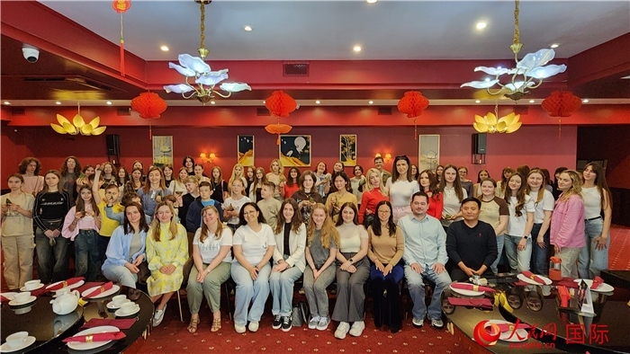 “慶端午學中文”活動全體合照。人民網(wǎng)記者蔡子暢攝