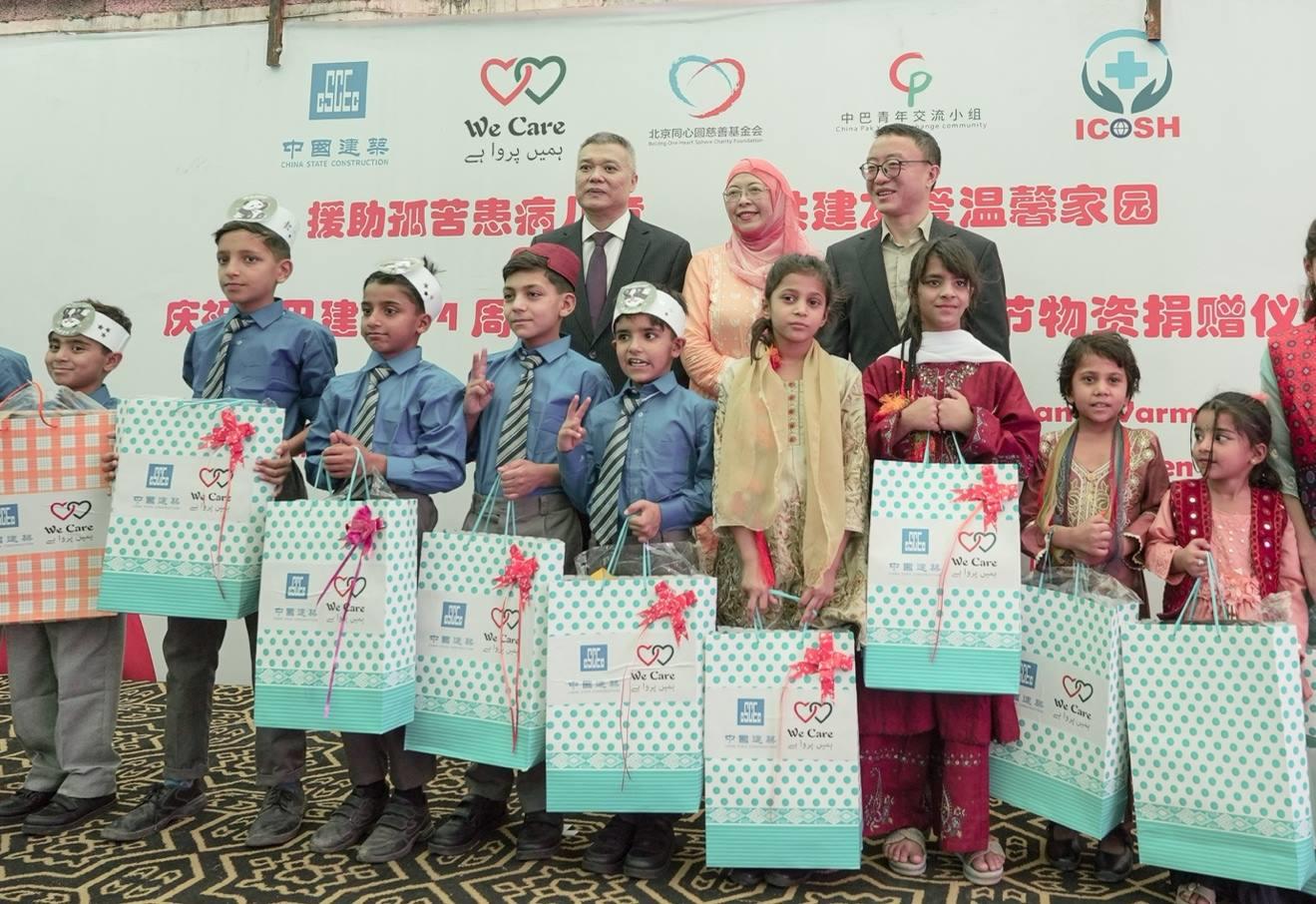 受捐孤兒在儀式上合影留念。瓦加斯·阿赫邁德攝