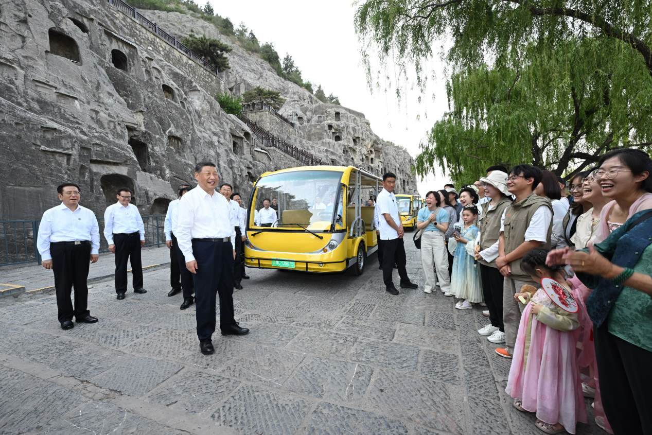5月19日，習(xí)近平在洛陽(yáng)龍門(mén)石窟考察時(shí)，同游客親切交流。