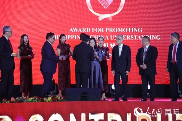 黃溪連大使給榮獲“重要貢獻(xiàn)獎”的奎松市市長喬伊·貝蒙蒂等人頒獎。人民網(wǎng)記者 樊帆攝