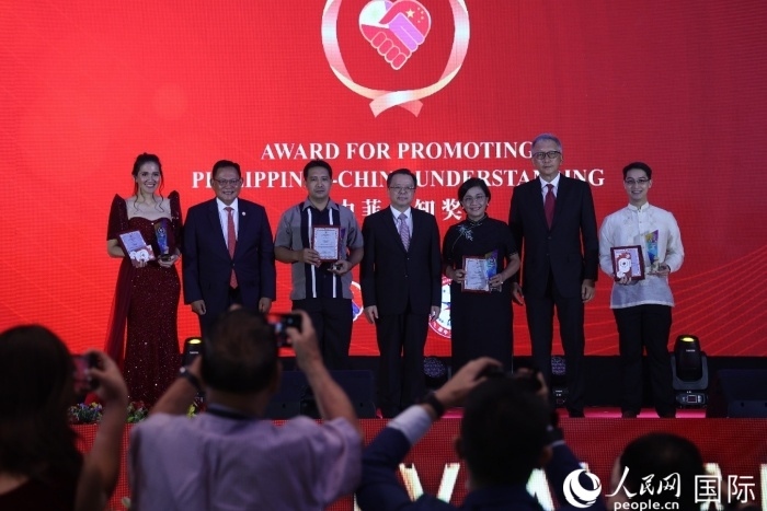 黃溪連大使和菲中了解協(xié)會主席與榮獲“友誼獎”的獲獎?wù)吆嫌傲裟?。人民網(wǎng)記者 樊帆攝