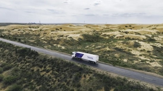 主線科技智能卡車行駛在路上。