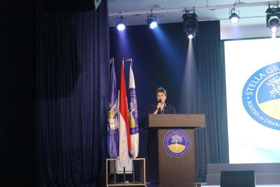 伊莉娜致辭。哈山努丁大學(xué)孔子學(xué)院供圖